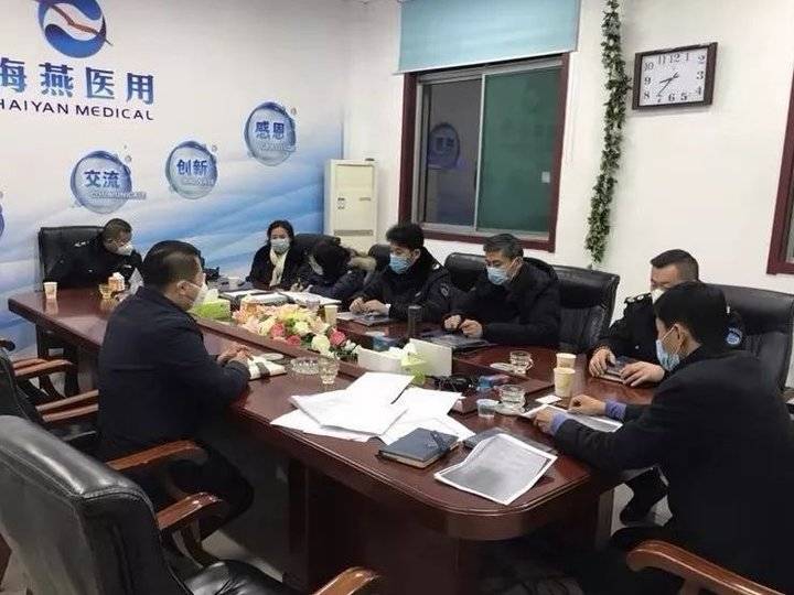 全程代办不见面，新泰连夜为医用酒精生产企业办理卫生许可手续